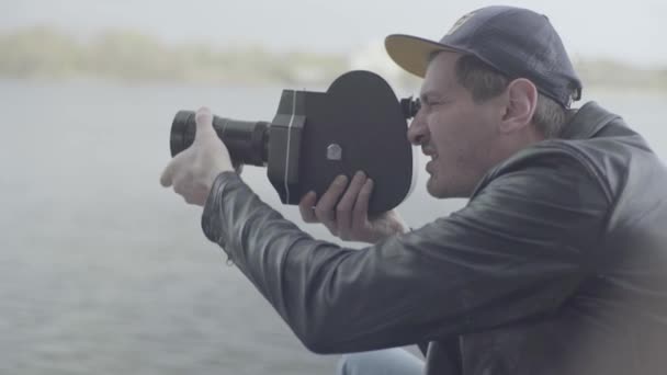 Een mannelijke cameraman maakt video op een oude vintage camera Krasnogorsk. Kiev. Oekraïne — Stockvideo