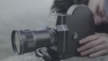 Erkek bir kameraman eski bir Krasnogorsk kamerasıyla video çekiyor. Kyiv. Ukrayna