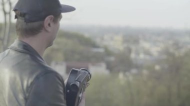 Erkek bir kameraman eski bir Krasnogorsk kamerasıyla video çekiyor. Kyiv. Ukrayna
