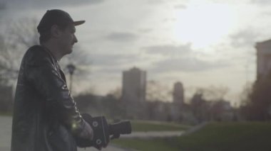 Erkek bir kameraman eski bir Krasnogorsk kamerasıyla video çekiyor. Kyiv. Ukrayna