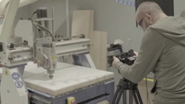 Kameraman bir fotoğrafçının elinde video çekerken bir DSLR kamerasının yakın çekimi.