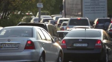 Yol trafiği. Arabalar yolda gidiyor. Kyiv. Ukrayna