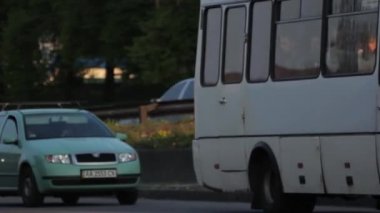 Yol trafiği. Arabalar yolda gidiyor. Kyiv. Ukrayna
