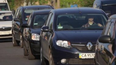 Yol trafiği. Arabalar yolda gidiyor. Kyiv. Ukrayna