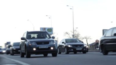 Yol trafiği. Arabalar yolda gidiyor. Kyiv. Ukrayna