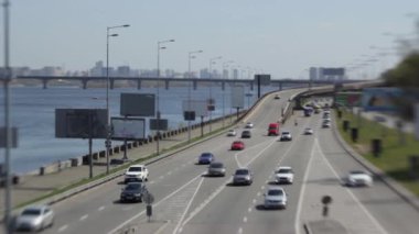 Yol trafiği. Arabalar yolda gidiyor. Kyiv. Ukrayna