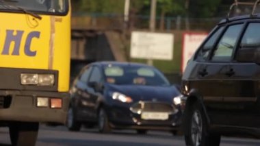 Yol trafiği. Arabalar yolda gidiyor. Kyiv. Ukrayna