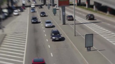 Yol trafiği. Arabalar yolda gidiyor. Kyiv. Ukrayna