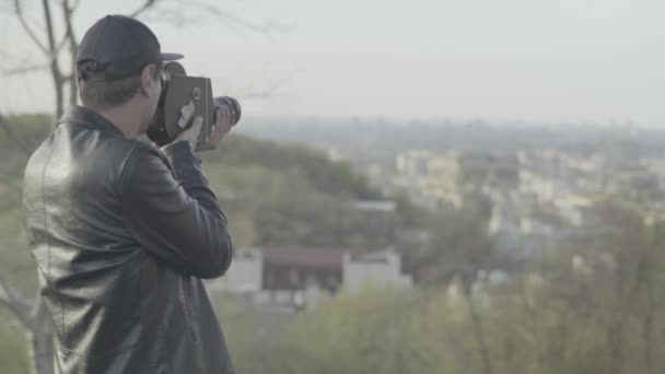 Um cameraman macho filma vídeo em uma velha câmera vintage Krasnogorsk. Kiev. Ucrânia — Vídeo de Stock