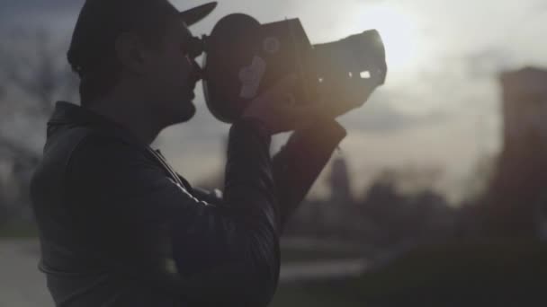 Um cameraman macho filma vídeo em uma velha câmera vintage Krasnogorsk. Kiev. Ucrânia — Vídeo de Stock