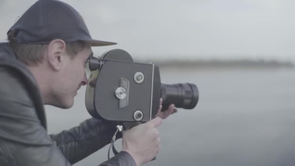 Un camarógrafo masculino graba vídeo en una vieja cámara vintage de Krasnogorsk. Kiev. Ucrania — Vídeo de stock