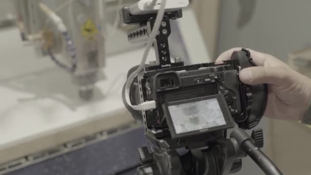 在拍摄视频照片时，将DSLR相机置于摄影师手中的特写 — 图库视频影像