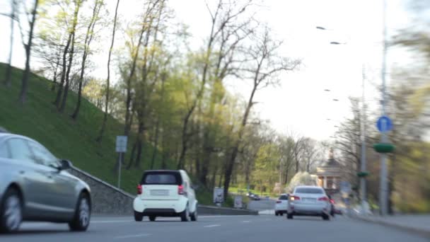 Tráfico por carretera. Los coches conducen por la carretera. Kiev. Ucrania — Vídeo de stock