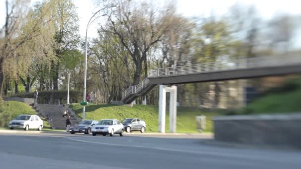 Tráfico por carretera. Los coches conducen por la carretera. Kiev. Ucrania — Vídeo de stock