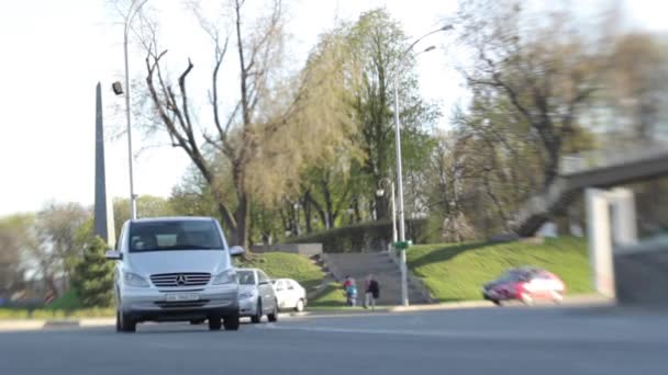 Trânsito rodoviário. Os carros conduzem na estrada. Kiev. Ucrânia — Vídeo de Stock