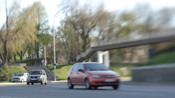 도로 교통. 자동차 가 도로를 달리고 있습니다. Kyiv. 우크라 이나 — 비디오
