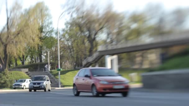 Tráfico por carretera. Los coches conducen por la carretera. Kiev. Ucrania — Vídeo de stock