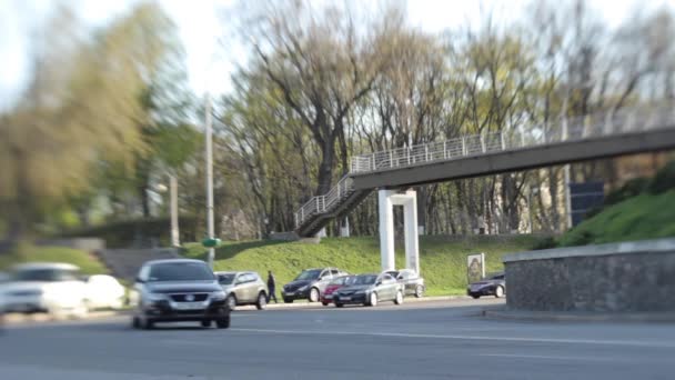 Tráfico por carretera. Los coches conducen por la carretera. Kiev. Ucrania — Vídeo de stock