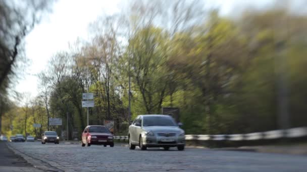 Tráfico por carretera. Los coches conducen por la carretera. Kiev. Ucrania — Vídeo de stock