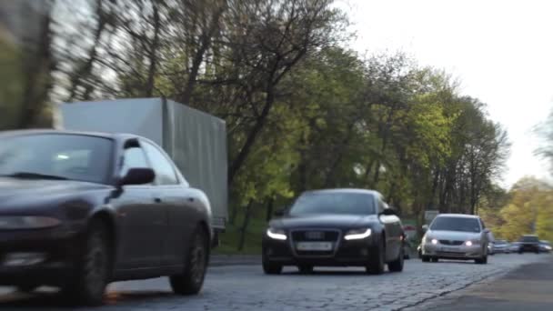 Silniční doprava. Auta jezdí po silnici. Kyjev. Ukrajina — Stock video