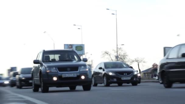 Trânsito rodoviário. Os carros conduzem na estrada. Kiev. Ucrânia — Vídeo de Stock