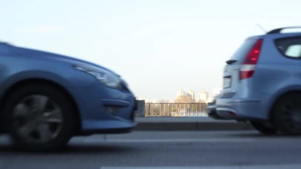 Trânsito rodoviário. Os carros conduzem na estrada. Kiev. Ucrânia — Vídeo de Stock