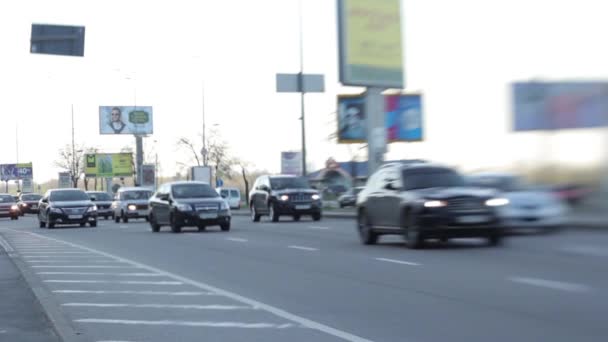Vägtrafik. Bilar kör på vägen. Kiev. Ukraina — Stockvideo