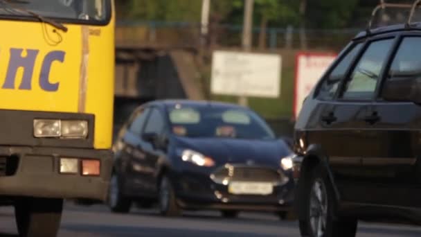 Közúti forgalom. Autók mennek az úton. Kijevben. Ukrajna — Stock videók
