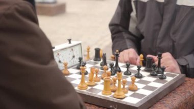 Emekliler sonbaharda parkta satranç oynarlar. Kyiv, Ukrayna