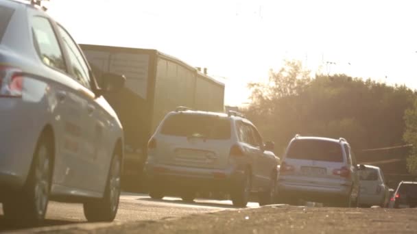 Vägtrafik. Bilar kör på vägen. Kiev. Ukraina — Stockvideo