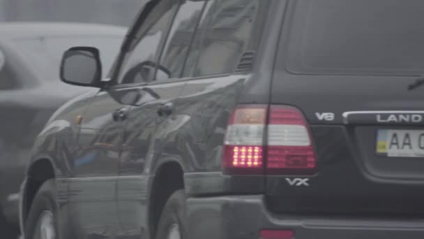 Trânsito rodoviário. Os carros conduzem na estrada. Kiev. Ucrânia — Vídeo de Stock