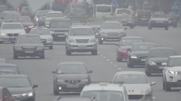 Traffico stradale. Le auto guidano per strada. Kiev. Ucraina — Video Stock