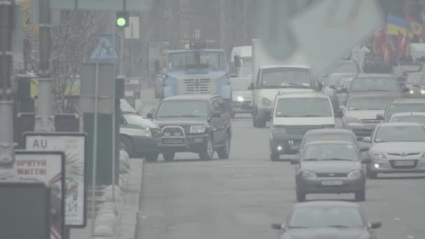 Ruch drogowy. Samochody jeżdżą po drodze. Kijów. Ukraina — Wideo stockowe