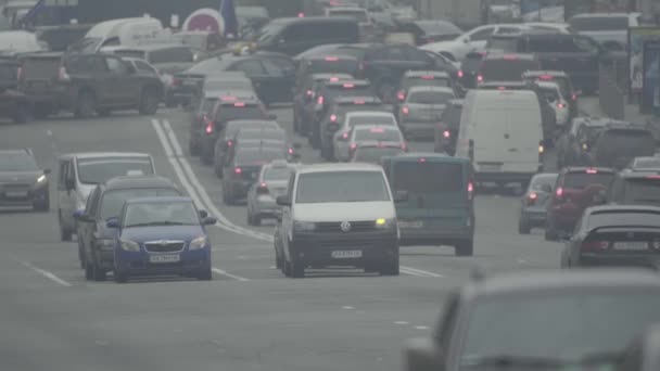 Οδική κυκλοφορία. Τα αυτοκίνητα οδηγούν στο δρόμο. Κίεβο. Ουκρανία — Αρχείο Βίντεο