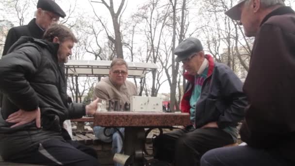I pensionati giocano a scacchi nel parco in autunno. Kiev, Ucraina — Video Stock