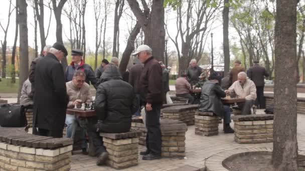 Emeryci grają w szachy w parku jesienią. Kijów, Ukraina — Wideo stockowe