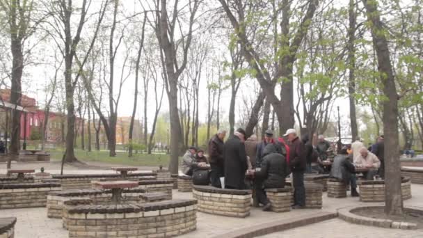 I pensionati giocano a scacchi nel parco in autunno. Kiev, Ucraina — Video Stock