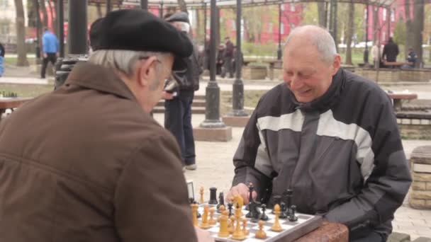 Rentner spielen im Herbst Schach im Park. Kiew, Ukraine — Stockvideo