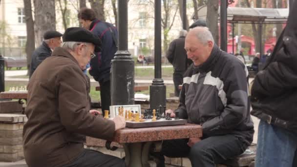 Emekliler sonbaharda parkta satranç oynarlar. Kyiv, Ukrayna — Stok video