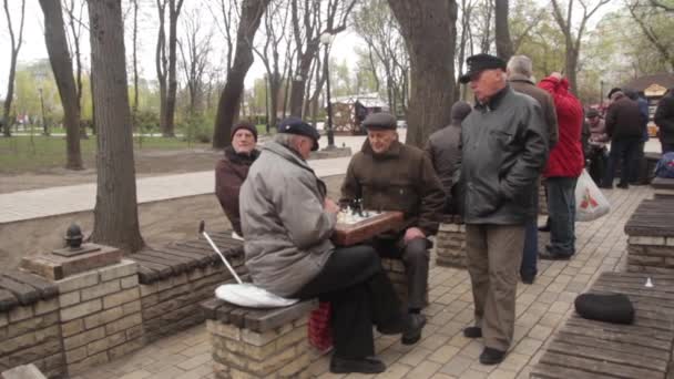 Rentner spielen im Herbst Schach im Park. Kiew, Ukraine — Stockvideo