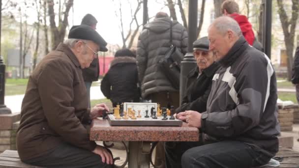 Emekliler sonbaharda parkta satranç oynarlar. Kyiv, Ukrayna — Stok video