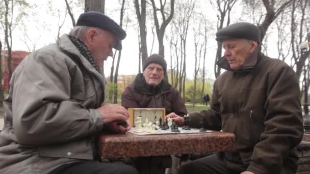 Para pensiunan bermain catur di taman tersebut pada musim gugur. Kyiv, Ukraina — Stok Video