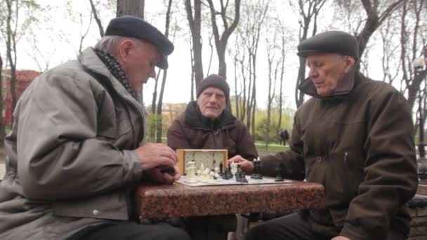 Rentner spielen im Herbst Schach im Park. Kiew, Ukraine — Stockvideo