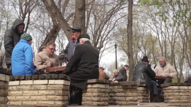 Pensionärer spelar schack i parken på hösten. Kiev, Ukraina — Stockvideo