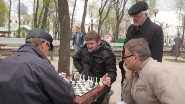 Pensionärer spelar schack i parken på hösten. Kiev, Ukraina — Stockvideo