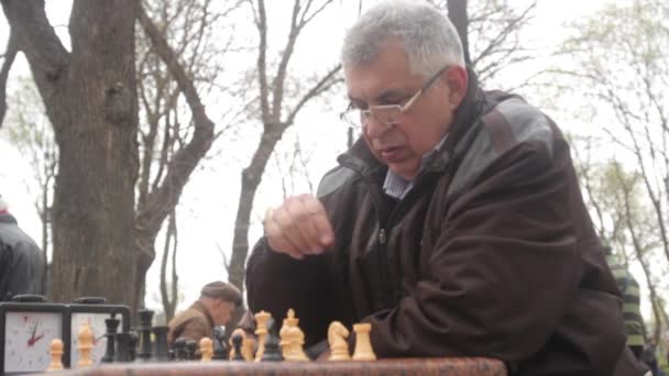 Pensionärer spelar schack i parken på hösten. Kiev, Ukraina — Stockvideo