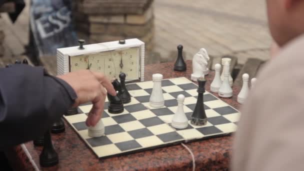 Los pensionistas juegan al ajedrez en el parque en otoño. Kiev, Ucrania — Vídeos de Stock