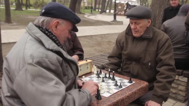 I pensionati giocano a scacchi nel parco in autunno. Kiev, Ucraina — Video Stock