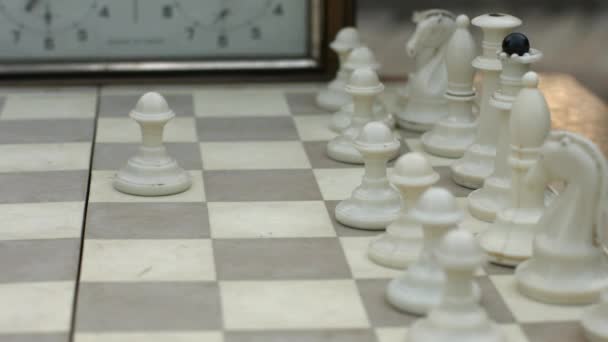Jogo de xadrez close-up em um tabuleiro de xadrez. Kiev, Ucrânia — Vídeo de Stock