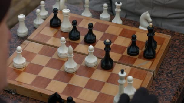 Juego de ajedrez de primer plano en un tablero de ajedrez. Kiev, Ucrania — Vídeo de stock